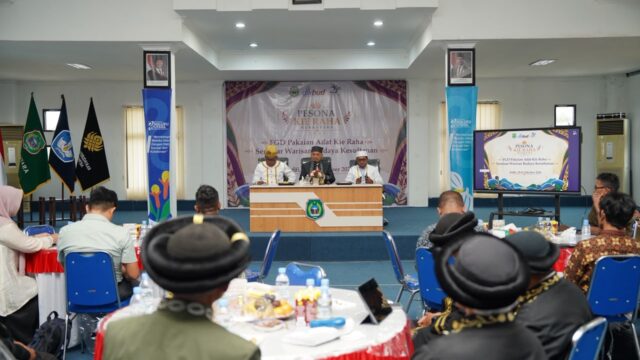 Wagub Sarbin Dorong Perda Pakaian Adat